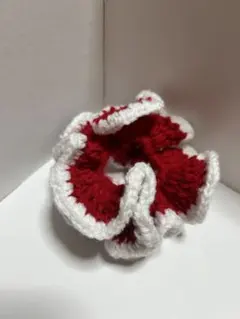 赤と白のフリルシュシュ