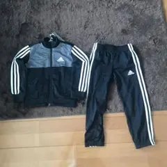 新品限定完売！アディダスキッズジャージ上下セットアップ110cm/サッカー黒×灰