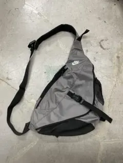 90s NIKE ナイキ　ワンショルダーバック　y2k 刺繍　シルバー　斜めがけ