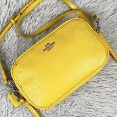 美品 コーチ レザー ショルダーバッグ ロゴ型押し ファスナー チャーム 黄