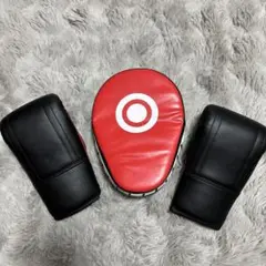 赤と黒のパンチングミット