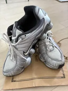 NIKE SHOX スニーカー シルバー