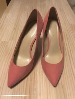 ピンクスエードパンプス