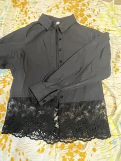 レーストリム付きグレーシャツ