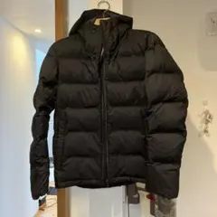 フード付き濃紺ダウンジャケット