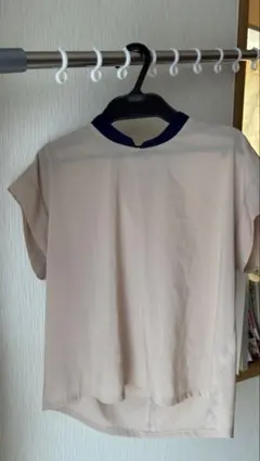 オフィスカジュアル　バイカラーがかわいいカスタネブラウス　ベージュ ネイビー襟