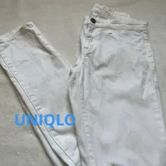 UNIQLOホワイトスリムパンツ フロントボタン　後ろ2箇所ポケット付き
