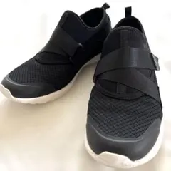 Madfoot 23.5 スニーカー ブラック　クロスストラップ メッシュのサムネイル