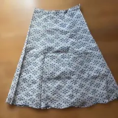 バーニーズニューヨークサイズ36花柄刺繍 フレアスカート ホワイト×ブルーのサムネイル