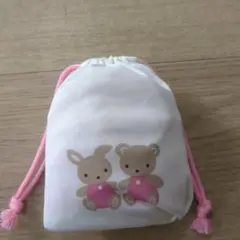 クマとウサギの刺繍お食事エプロン　袖付きエプロンFamilia