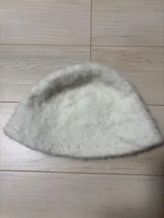 白のビーズ付きバケハ