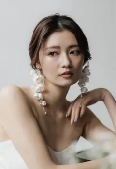 パールと花のデザインのピアス