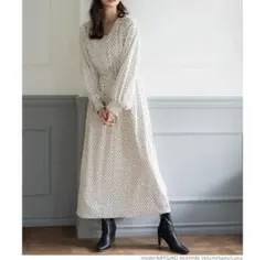 coca コカ　ドット柄Vネックギャザーワンピース　long 白　ワンピース