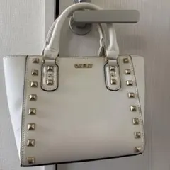 ホワイト ハンドバッグ スタッズ