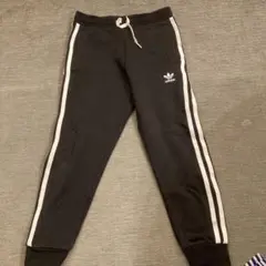 adidas ブラック サイドストライプ パンツ 130