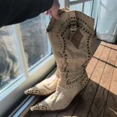 スタッズ付きクリーム色ウエスタンブーツ