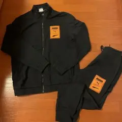 PUMA ブラック　オレンジロゴ　ジャージセット