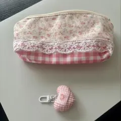 花柄チェックポーチとハート型キーホルダー