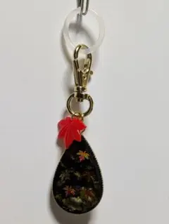 紅葉チャーム 雫型 レジン ゴールド