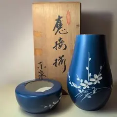 黒と青の渦巻き模様の陶器花瓶 青と白の渦巻き模様の花瓶 - メルカリ