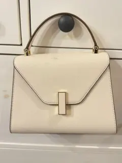 クリーム色 レザーハンドバッグ フラップ式