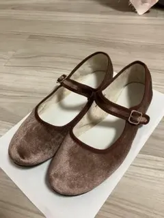 ブラウンフラットシューズ