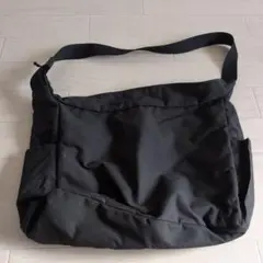 黒のナイロンショルダーバッグ