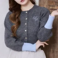 NICE CLAUP 配色袖刺繍入りカーデ グレー