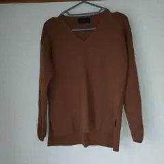 アイボリーコート　 Vネックニットセーター　レンガ色　テラコッタブラウン