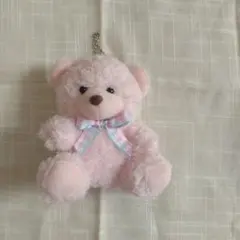 ピンクのリボン付きクマぬいぐるみ