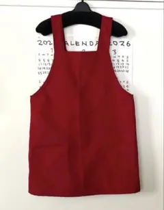 赤いエプロン後ろ隠れるタイプ