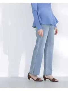 サイドスリットストレートデニムパンツ ナチュラルビューティベーシック　Sサイズのサムネイル