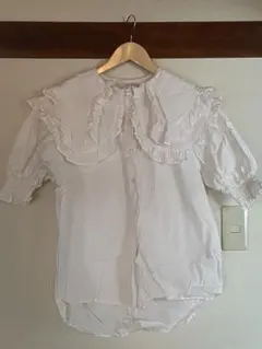 NICE CLAUP フリル付きホワイトシャツ