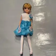 リカちゃん人形 （水色と白のドレス着用）
