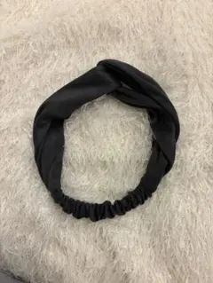 黒いサテン風ツイストヘアバンド