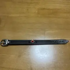 レザー ブレスレット 赤いストーン付き