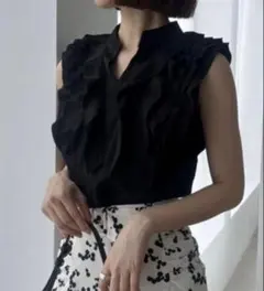 美品！SNIDEL スキッパーノースリーブフリルブラウス黒ブラック