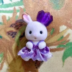 シルバニア　ショコラウサギの赤ちゃん(おすわり)と宝石の耳かざり
