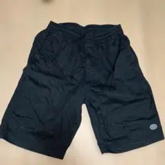 黒のショートパンツ　刺繍ロゴ付き