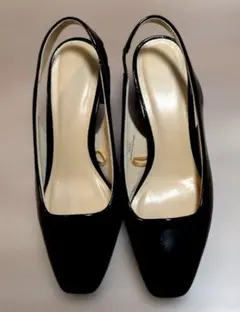 エナメルパンプス 24.0cm 　美品 バックストラップ　ブラックのサムネイル