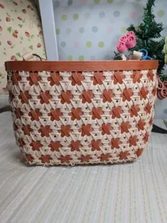 花模様のかごバッグ ベージュと茶色