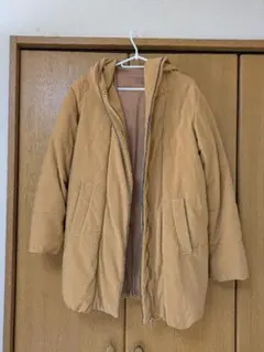 ベージュ フード付きダウンジャケット
