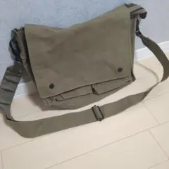 オリーブ色 フラップ式ショルダーバッグ