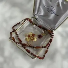 赤いビーズと花モチーフのネックレス・ブローチセット