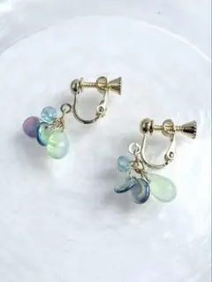 ハンドメイド　チェコビーズイヤリング　パステルグリーン