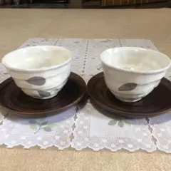 白地に葉模様の陶器カップ2個セット