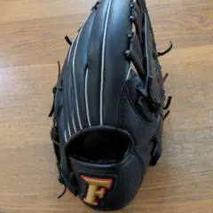 黒いレザー野球グローブ Fのロゴ 右投げ用（小さめ）