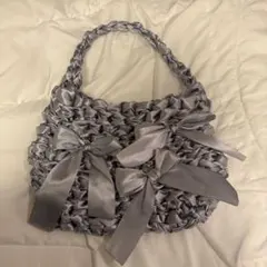 リボン付きグレーサテンハンドバッグ