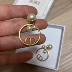 Dior ゴールドフープピアス パール付き - メルカリ