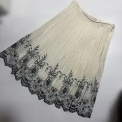 【訳あり】L'EST ROSE 黒線画刺繍プリーツスカート クリーム 62cm丈のサムネイル